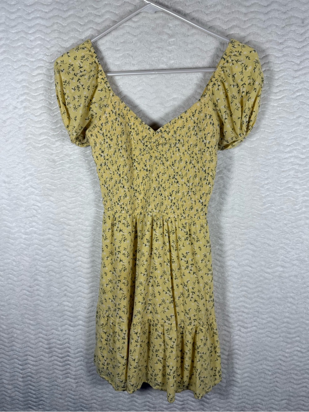 Hollister Yellow Floral Puff-Sleeve Dress. Pair with boots and jean jacket. 🧡🔥🤠
